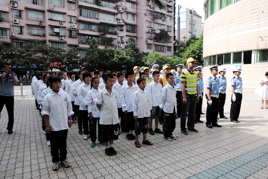 首批“女警护学岗”亮相酒城(图4)