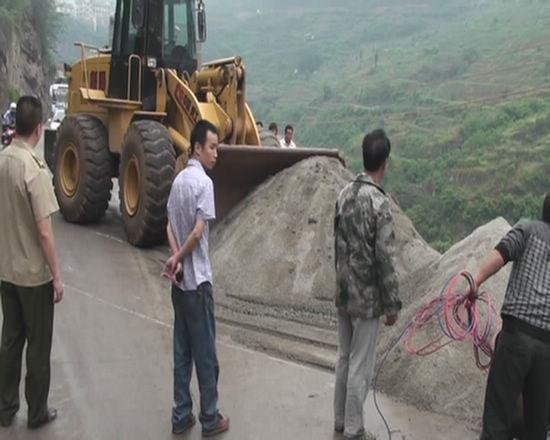 古蔺县交通局依法清除公路堆物占道(图1)