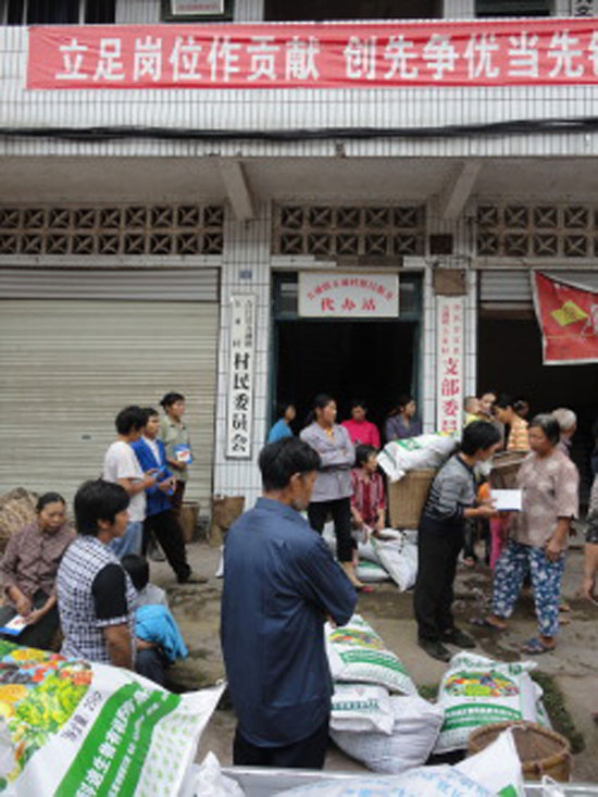 合江县：免费向农民发放生物有机肥(图1)
