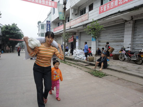 合江县：免费向农民发放生物有机肥(图2)