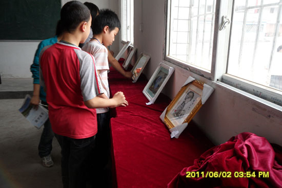 庆建党九十华诞&nbsp;九支中学办画展(图2)