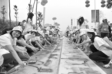 6500米白绸上&nbsp;内江万人伏地作画(图1)