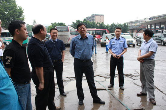 到任第一天&nbsp;叙永县长深入一线检查交通安全(图1)