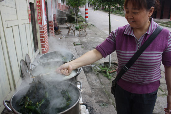 龙车镇：这个女子真能干&nbsp;卖粽子挣万多元(图2)