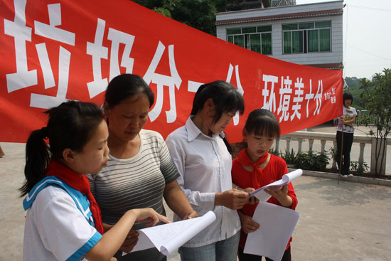 龙车镇：学生娃教大人认垃圾(图2)