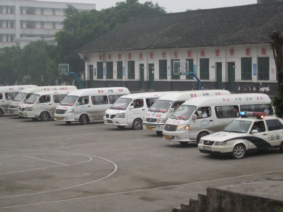 马岭：端午节&nbsp;学子进城高考&nbsp;交警全程护送(图1)