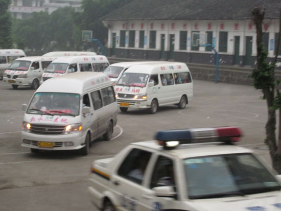 马岭：端午节&nbsp;学子进城高考&nbsp;交警全程护送(图2)