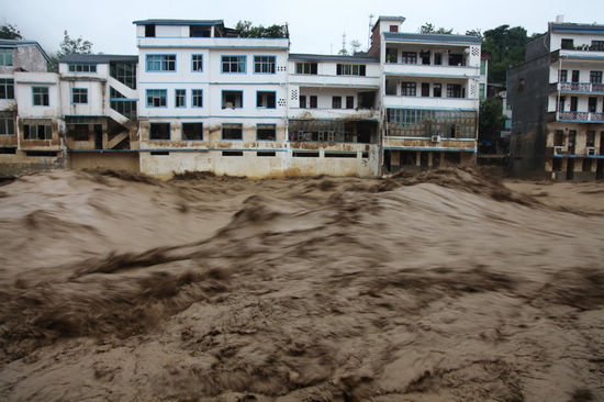 贵州望谟暴雨致县城被淹9人死亡13人失踪(图1)