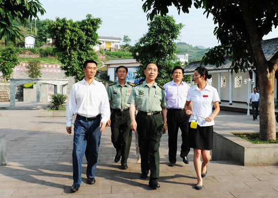 成都军区政委田修思中将莅临古蔺考察调研红色文化(图1)