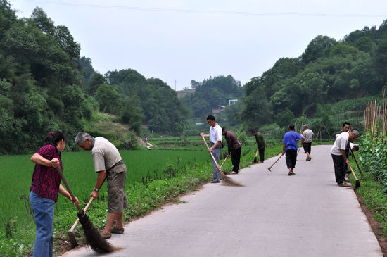 上马镇：“每月一扫”美化乡村公路