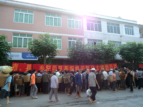 二里乡：领导干部大接访&nbsp;排忧解难促和谐(图1)