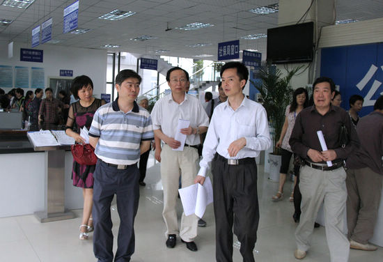 省发改委到龙马潭区调研(图1)