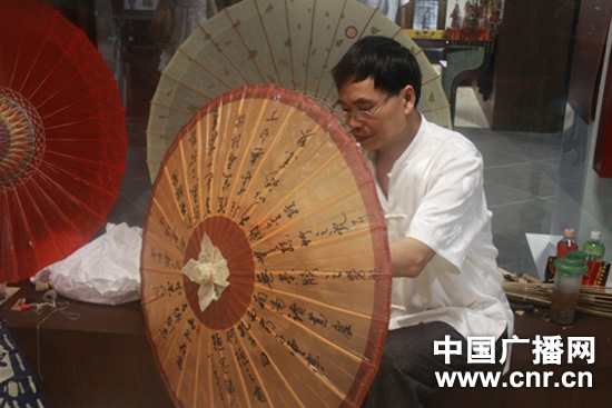 花花伞撑起一片五彩天——访泸州油纸伞传人毕六福(图1) 花花伞撑起一片五彩天——访泸州油纸伞传人毕六福(图1)