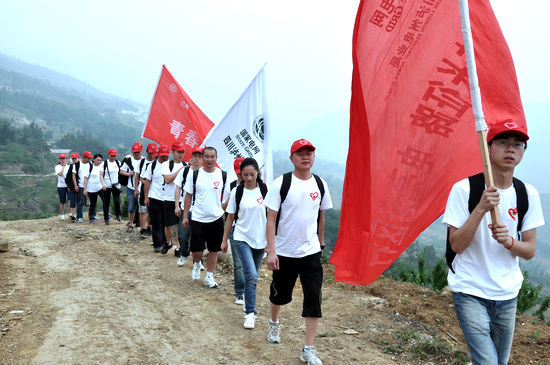 七一前夕重走长征路&nbsp;泸州电力局"三送关爱"到彝乡(图1)
