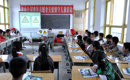 七一前夕重走长征路&nbsp;泸州电力局"三送关爱"到彝乡(图4)