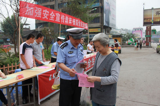 叙永交警大队参加安全生产月宣传活动