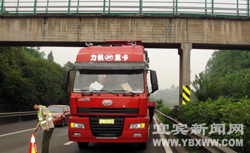 内宜高速现险情 货车卡在天桥下(图3) 内宜高速现险情 货车卡在天桥下(图3)