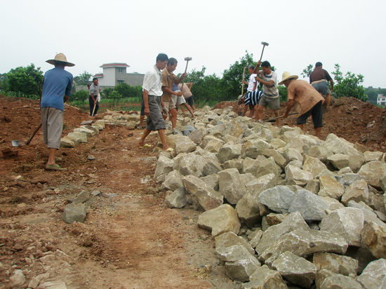 胡市镇：来寺村再掀公路建设高潮