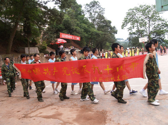 庆建党90周年&nbsp;白泥乡开展民兵拉练(图1)