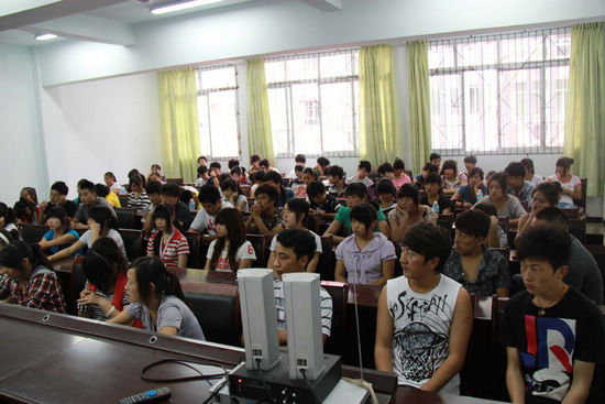 纳溪：法制教育进校园&nbsp;学生畅享法制“大餐”(图2)