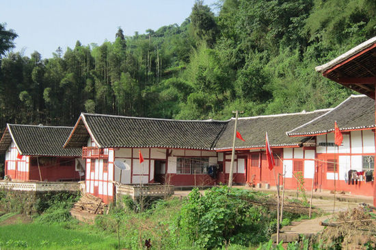 水尾镇：家家户户挂国旗