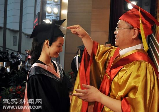 宜宾学院3096名毕业生惜别校园(图2)