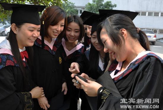 宜宾学院3096名毕业生惜别校园(图1)