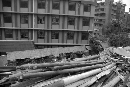 百米护坡半夜垮塌&nbsp;7户居民急搬家(图1)