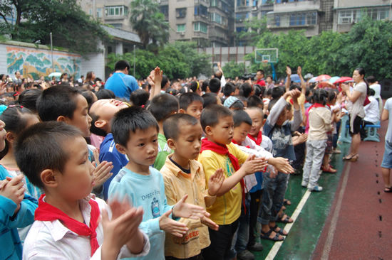 泸州市举行《未成年人安全预防与自救》赠书仪式(图3)