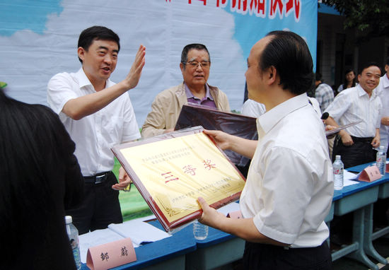 泸州市举行《未成年人安全预防与自救》赠书仪式(图6)