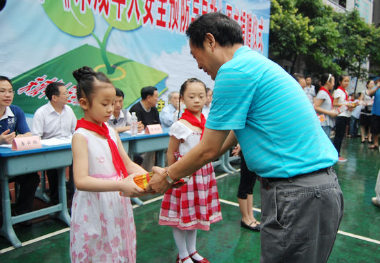 泸州市举行《未成年人安全预防与自救》赠书仪式(图11)