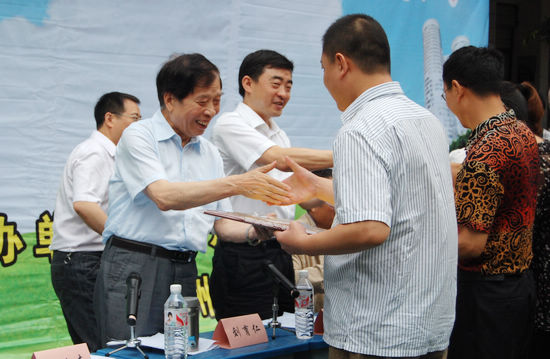 泸州市举行《未成年人安全预防与自救》赠书仪式(图7)
