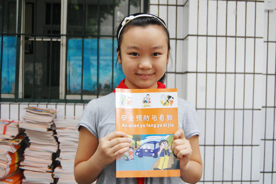 泸州市举行《未成年人安全预防与自救》赠书仪式(图14)