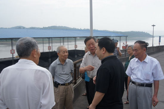 泸州市县两级老领导到太伏镇调研