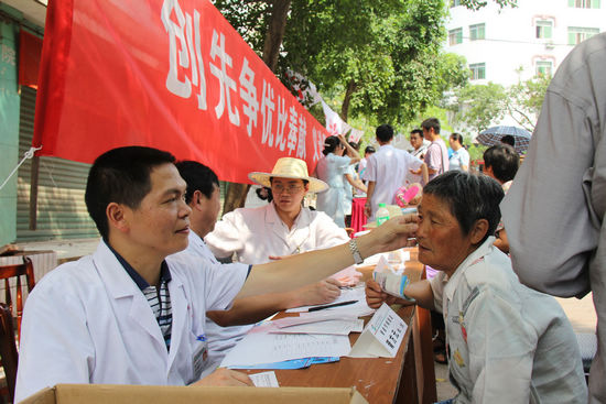 泸医附院康复医学科举行“党员奉献日”义诊活动(图2)