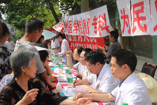 泸医附院康复医学科举行“党员奉献日”义诊活动(图1)