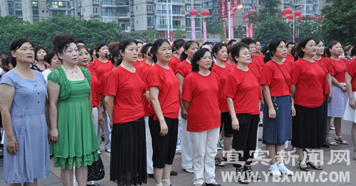 庆党生&nbsp;宜宾上千老人市政广场上演“舞动全城”(图3)