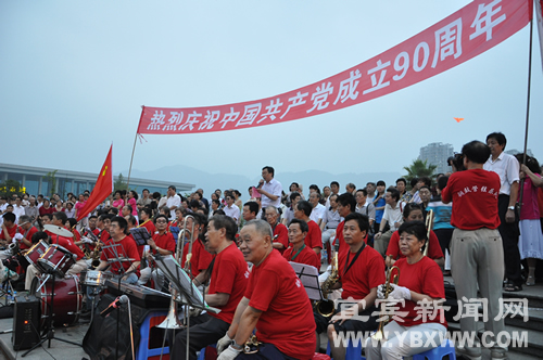 庆党生&nbsp;宜宾上千老人市政广场上演“舞动全城”