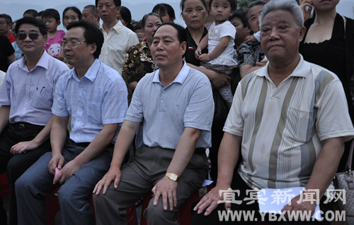 庆党生&nbsp;宜宾上千老人市政广场上演“舞动全城”(图2)
