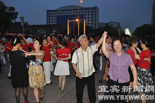 庆党生&nbsp;宜宾上千老人市政广场上演“舞动全城”(图6)