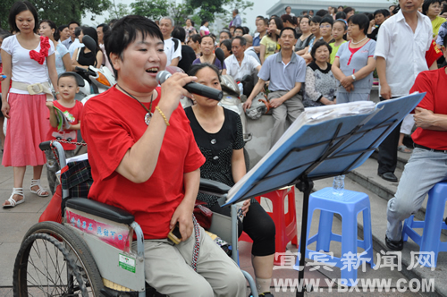 庆党生&nbsp;宜宾上千老人市政广场上演“舞动全城”(图4)
