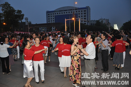 庆党生&nbsp;宜宾上千老人市政广场上演“舞动全城”(图5)