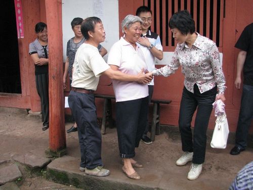 省人大视察水尾镇新农村建设&nbsp;慰问少数民族困难群众(图2)
