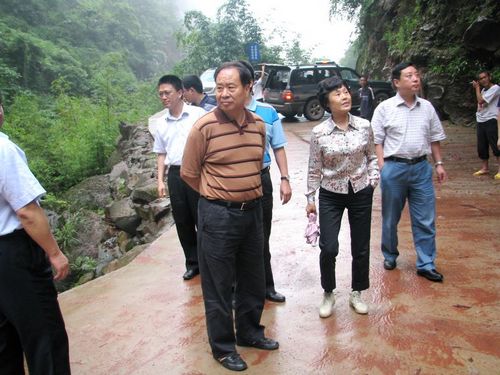省人大视察水尾镇新农村建设&nbsp;慰问少数民族困难群众