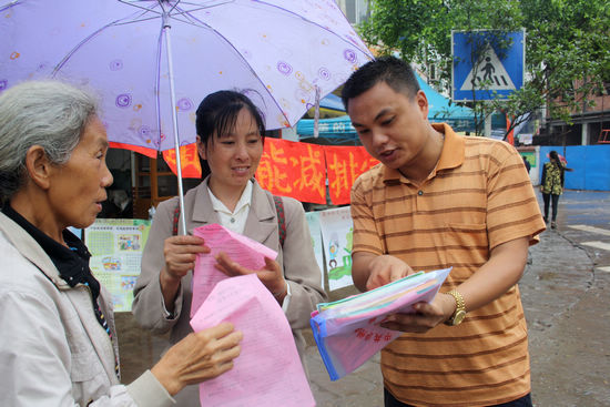 龙车镇开展“节能减排，人人参与环保”宣传活动(图1)