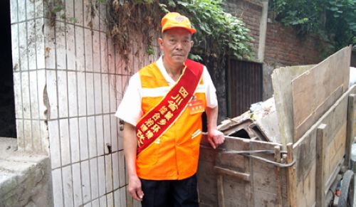 坚守二十一载 泸州最牛环卫工清运十二万吨垃圾(图1) 坚守二十一载 泸州最牛环卫工清运十二万吨垃圾(图1)