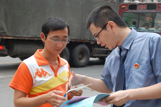 “举报宣传周” 龙马潭区检察院很“给力”(图3) “举报宣传周” 龙马潭区检察院很“给力”(图3)