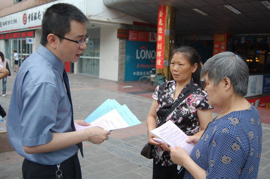 “举报宣传周” 龙马潭区检察院很“给力”(图4) “举报宣传周” 龙马潭区检察院很“给力”(图4)