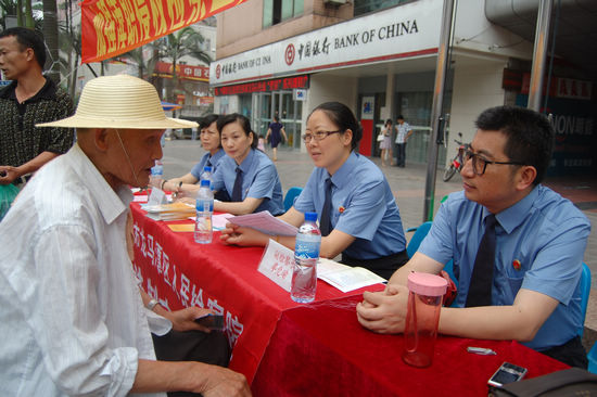 “举报宣传周” 龙马潭区检察院很“给力”(图6) “举报宣传周” 龙马潭区检察院很“给力”(图6)