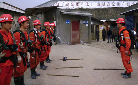 威达公司救护队参加川煤首届救援技术竞赛(图2)